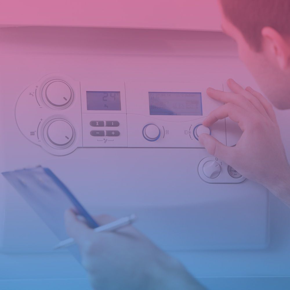 Service-Mitarbeiter bei der Wartung einer Therme